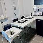 Moderne Ruhige Angebunden *